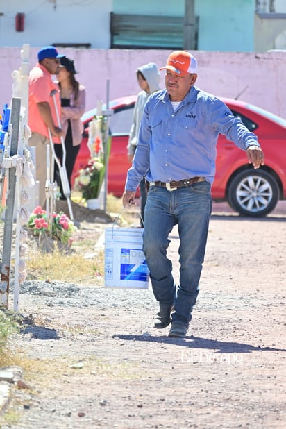 Recuerdos que perduran: Familias visitan el Panteón Guadalupe en el Día de Muertos
