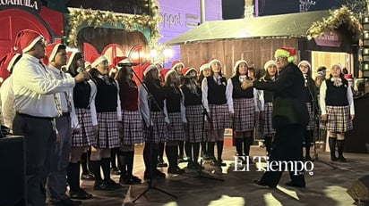 Encendido del pino navideño en Monclova 2025