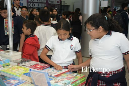 Visita de la Escuela Primaria Niños Héroes a la Feria del Libro en la Biblioteca Pape