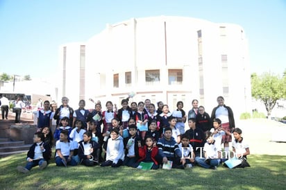 Visita de la Escuela Primaria Niños Héroes a la Feria del Libro en la Biblioteca Pape
