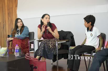 Visita de la Escuela Primaria Niños Héroes a la Feria del Libro en la Biblioteca Pape