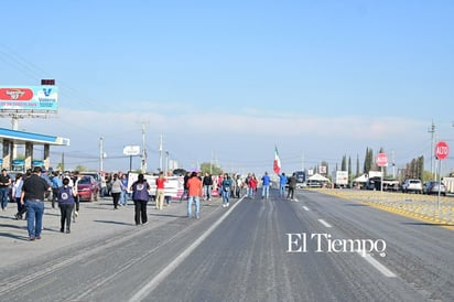 Exobreros de AHMSA inician caminata de más de 190 km rumbo a Saltillo por el proceso de quiebra