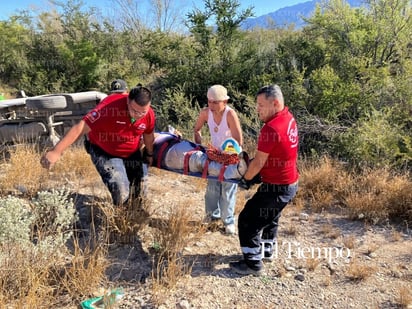 Albañiles vuelcan en la carretera estatal 24 rumbo a Monclova 