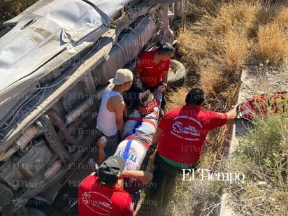 Albañiles vuelcan en la carretera estatal 24 rumbo a Monclova 