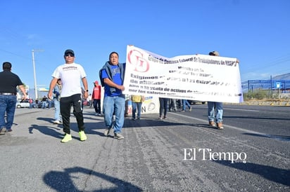 Exobreros de AHMSA inician caminata de más de 190 km rumbo a Saltillo por el proceso de quiebra