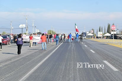 Exobreros de AHMSA inician caminata de más de 190 km rumbo a Saltillo por el proceso de quiebra