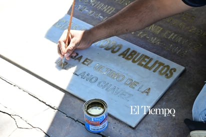 Recuerdos que perduran: Familias visitan el Panteón Guadalupe en el Día de Muertos