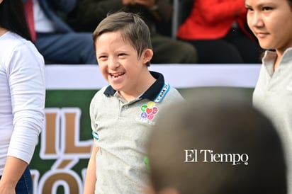 Civismo y tradición destacan en el desfile
