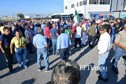 Exobreros de AHMSA inician caminata de más de 190 km rumbo a Saltillo por el proceso de quiebra