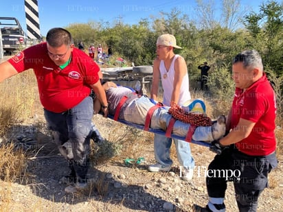 Albañiles vuelcan en la carretera estatal 24 rumbo a Monclova 