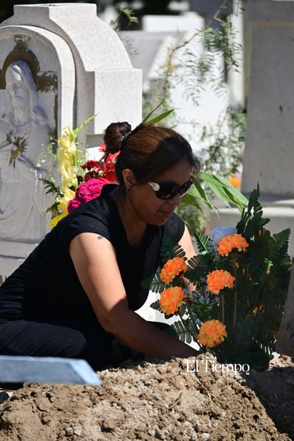 Recuerdos que perduran: Familias visitan el Panteón Guadalupe en el Día de Muertos