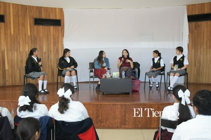 Visita de la Escuela Primaria Niños Héroes a la Feria del Libro en la Biblioteca Pape