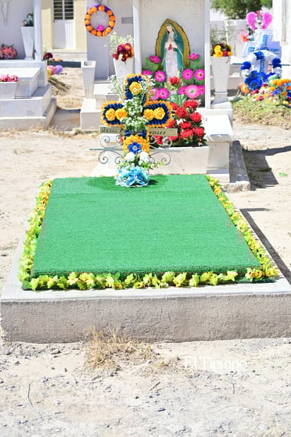 Recuerdos que perduran: Familias visitan el Panteón Guadalupe en el Día de Muertos