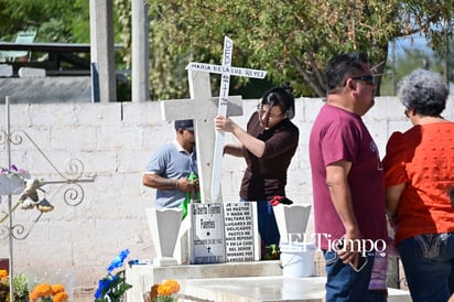 Recuerdos que perduran: Familias visitan el Panteón Guadalupe en el Día de Muertos