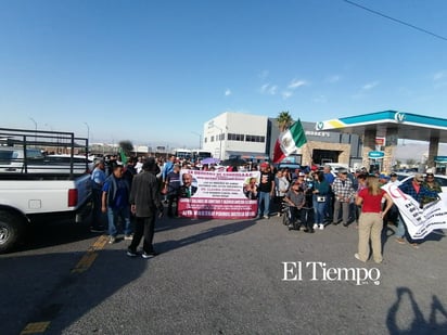 Exobreros de AHMSA inician caminata de más de 190 km rumbo a Saltillo por el proceso de quiebra