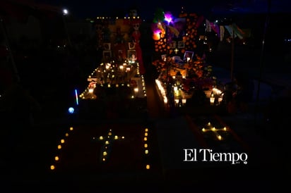 Noche de Flores y Calaveras ilumina Monclova en la tradicional “Alumbrada 2025”