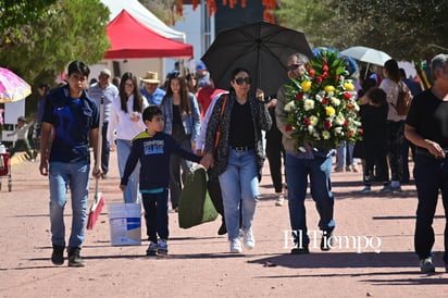 Recuerdos que perduran: Familias visitan el Panteón Guadalupe en el Día de Muertos
