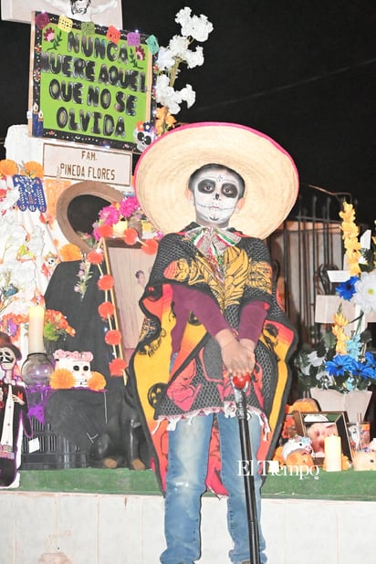 Noche de Flores y Calaveras ilumina Monclova en la tradicional “Alumbrada 2025”