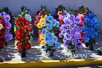 Recuerdos que perduran: Familias visitan el Panteón Guadalupe en el Día de Muertos