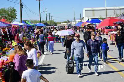 Recuerdos que perduran: Familias visitan el Panteón Guadalupe en el Día de Muertos