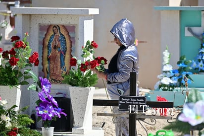 Recuerdos que perduran: Familias visitan el Panteón Guadalupe en el Día de Muertos