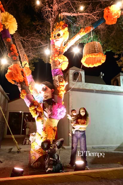 Noche de Flores y Calaveras ilumina Monclova en la tradicional “Alumbrada 2025”