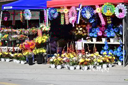 Recuerdos que perduran: Familias visitan el Panteón Guadalupe en el Día de Muertos