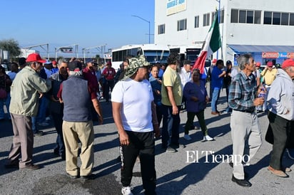 Exobreros de AHMSA inician caminata de más de 190 km rumbo a Saltillo por el proceso de quiebra
