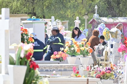 Recuerdos que perduran: Familias visitan el Panteón Guadalupe en el Día de Muertos