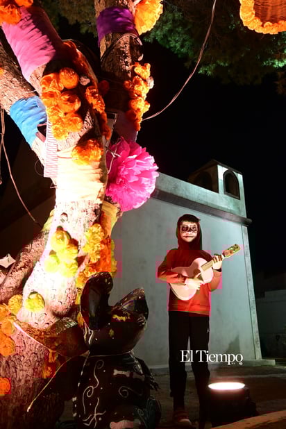 Noche de Flores y Calaveras ilumina Monclova en la tradicional “Alumbrada 2025”