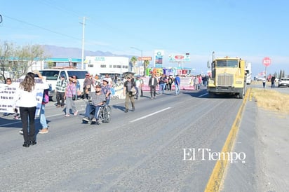 Exobreros de AHMSA inician caminata de más de 190 km rumbo a Saltillo por el proceso de quiebra