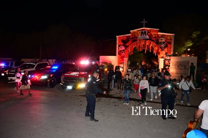 Noche de Flores y Calaveras ilumina Monclova en la tradicional “Alumbrada 2025”