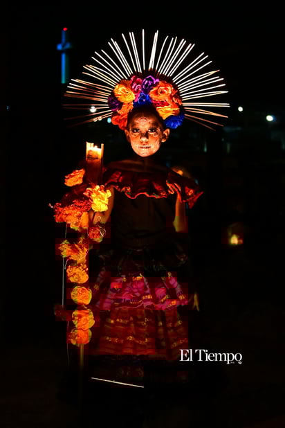 Noche de Flores y Calaveras ilumina Monclova en la tradicional “Alumbrada 2025”