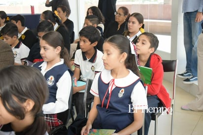 Visita de la Escuela Primaria Niños Héroes a la Feria del Libro en la Biblioteca Pape