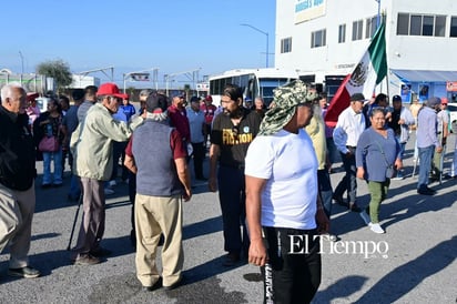 Exobreros de AHMSA inician caminata de más de 190 km rumbo a Saltillo por el proceso de quiebra