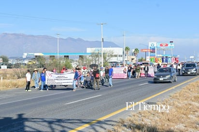 Exobreros de AHMSA inician caminata de más de 190 km rumbo a Saltillo por el proceso de quiebra
