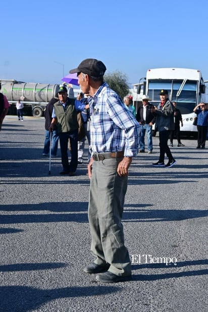 Exobreros de AHMSA inician caminata de más de 190 km rumbo a Saltillo por el proceso de quiebra
