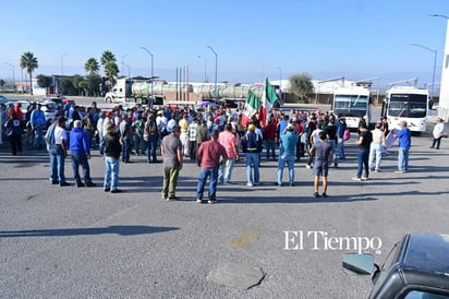 Exobreros de AHMSA inician caminata de más de 190 km rumbo a Saltillo por el proceso de quiebra