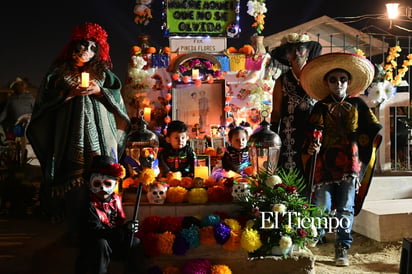 Noche de Flores y Calaveras ilumina Monclova en la tradicional “Alumbrada 2025”