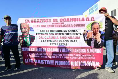 Exobreros de AHMSA inician caminata de más de 190 km rumbo a Saltillo por el proceso de quiebra