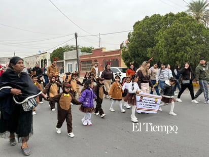 Colorido y unión familiar iluminan el Desfile Navideño de Frontera