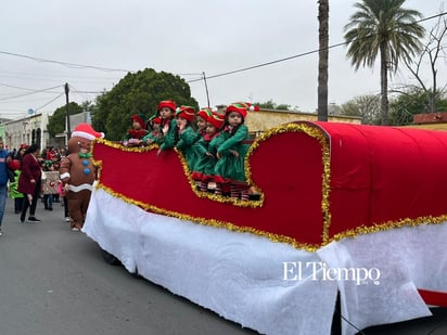 Colorido y unión familiar iluminan el Desfile Navideño de Frontera