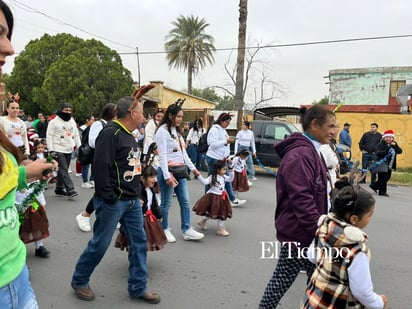 Colorido y unión familiar iluminan el Desfile Navideño de Frontera