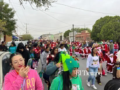 Colorido y unión familiar iluminan el Desfile Navideño de Frontera