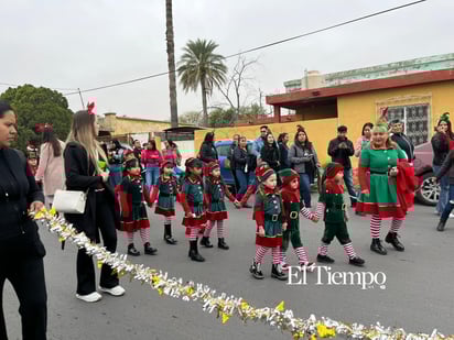 Colorido y unión familiar iluminan el Desfile Navideño de Frontera