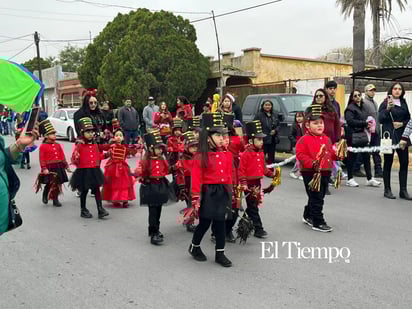Colorido y unión familiar iluminan el Desfile Navideño de Frontera