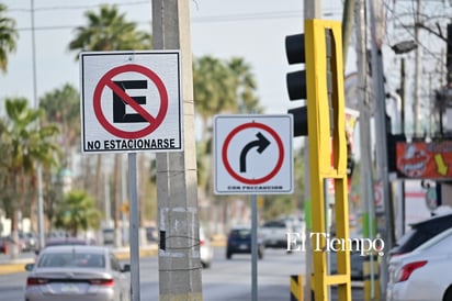 Señal complementaria que advierte giro cuidadoso, mostrando cómo la combinación de instrucciones puede pasar desapercibida entre conductores.