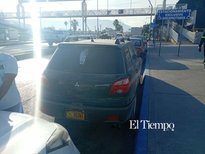 Señal que garantiza accesibilidad y espacios reservados, recordando la importancia de respetar estos lugares.