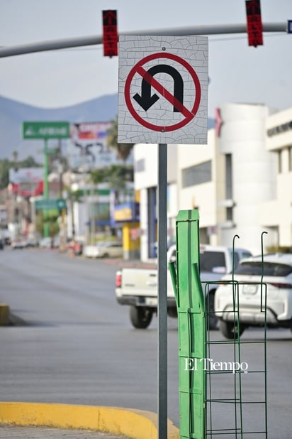 Señal que indica dirección prohibida, recordando la regulación vial en calles de flujo controlado.