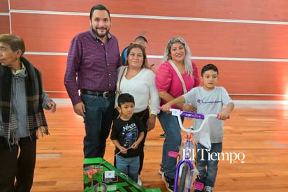 Familias del Oriente disfrutaron de la rosca y una emocionante rifa de juguetes en el Auditorio Salvador Kamar.